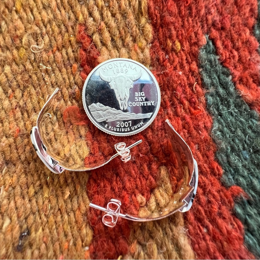 ❤️ Native Signed “Allen Barney” White Buffalo Feather Half Hoop 925 Earrings - Picture 5 of 10